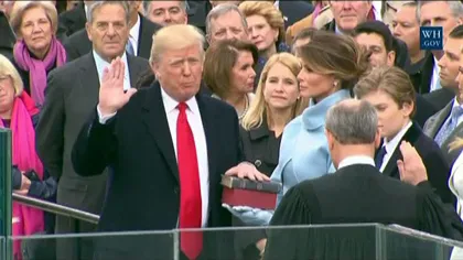 Donald Trump a depus jurământul de învestire şi a devenit oficial al 45-lea preşedinte al SUA VIDEO UPDATE