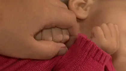 Un bebeluş de patru luni a murit după ce mama l-a tratat acasă cu comprese cu apă fierbinte