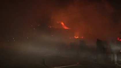 Incendiu puternic la Bacău. Trei case şi două anexe s-au făcut scrum