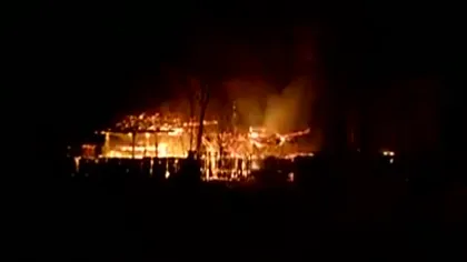 Incendiu devastator la Câmpulung Moldovenesc. O gospodărie s-a făcut scrum din cauza unei defecţiuni electrice