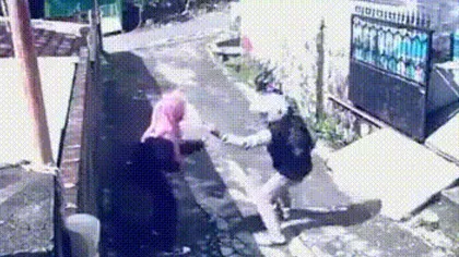 Hoţul a ajuns să strige hoţii. Răzbunarea teribilă a unei femei jefuite în plină stradă VIDEO