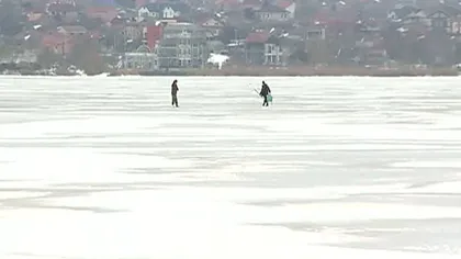 Distracţie periculoasă pe lacul îngheţat. Patru tineri s-au aventurat pe gheaţa care se topeşte