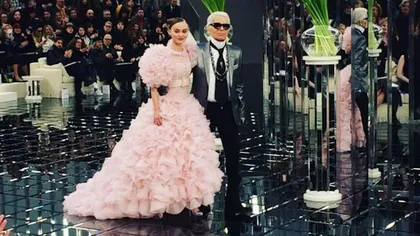Fiica lui Johnny Depp, vedeta prezentării colecţiei haute-couture 2017 Chanel