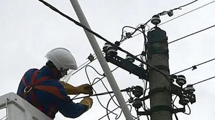 Vântul puternic a făcut ravagii în Suceava. Mai multe localităţi au rămas fără curent electric