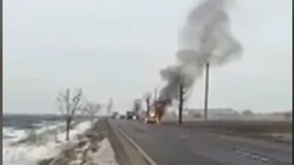 Panică pe un drum din judeţul Buzău. O maşină a fost cuprinsă de flăcări VIDEO