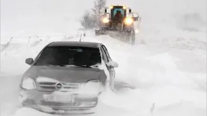 Două autovehicule cu zece persoane, blocate pe un drum judeţean din Prahova din cauza zăpezii viscolite