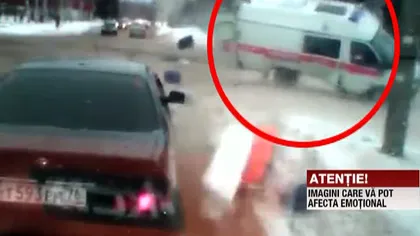 Accident şocant în Rusia, un medic zboară dintr-o ambulanţă în momentul impactului VIDEO
