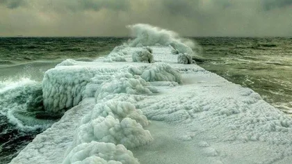 Spectacol îngheţat la malul Mării Negre. Imaginile de VIS care te fac să uiţi de vânt şi frig FOTO