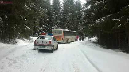 Autocar plin cu copii, blocat în apropiere de Semenic. Jandarmii montani au intervenit de urgenţă