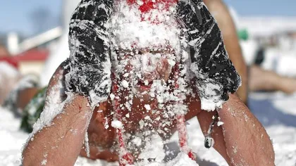Celebrul Ice Bucket, înlocuit cu baia în nămeţi. Provocarea devenită virală pe reţelele de socializare VIDEO