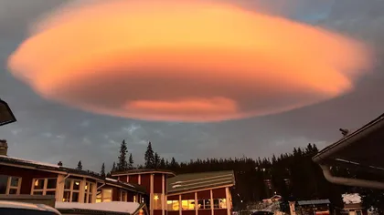 Au înmărmurit: O imensă farfurie zburătoare din nori a plutit deasupra unei staţiuni de schi din Suedia GALERIE FOTO