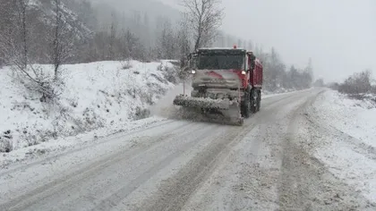 Traficul pe Valea Oltului a fost reluat după ce şoseaua a fost curăţată de zăpada căzută de pe versanţi UPDATE