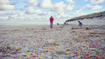 Mii de ouă Kinder au fost aduse de maree pe o plajă din Germania