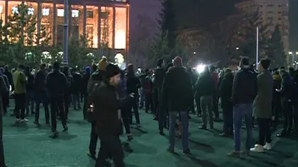 Mii de persoane au protestat în Bucureşti şi în ţară după modificarea Codului penal. La Guvern s-au folosit gaze lacrimogene VIDEO
