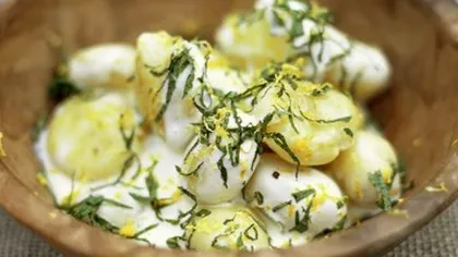 Salată de cartofi cu smântână. Reţeta lui Jamie Oliver