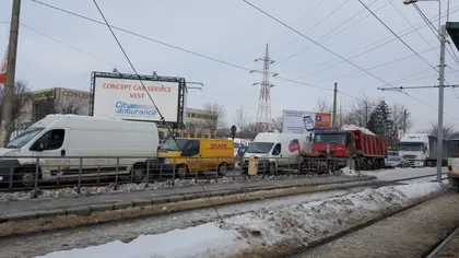 Trafic de COŞMAR, luni după-amiază în Capitală. Din cauza a doi camionagii, circulaţia a fost complet blocată pe Bdul. Timişoara VIDEO