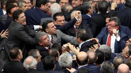 Bătaie în parlamentul turc. Mărul discordiei e reforma care îi sporeşte puterea lui Erdogan VIDEO