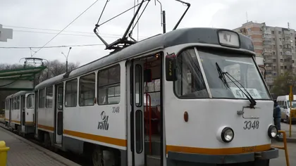 Linia tramvaiului 47 din Capitală, blocată de un autoturism rămas suspendat pe şine