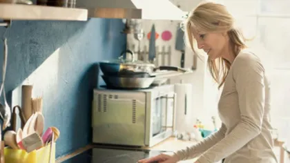 Cum să cureţi grasimea de pe dulapurile din bucătărie