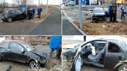 Accident grav în Arad. O maşină s-a rostogolit şi a rupt mai mulţi stâlpi de protecţie