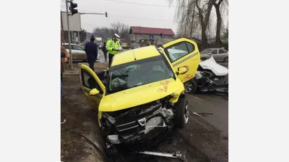 Accident în Vaslui. Un taximetru, făcut pulbere după un impact violent cu alt autoturism FOTO