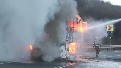 Autobuz în flăcări pe DN 14, în judeţul Sibiu. Se pare că incendiul a izbucnit din cauza unor defecţiuni tehnice