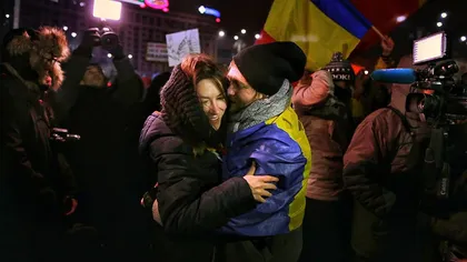 Cerere în căsătorie la protestul de duminică seară din Piaţa Victoriei VIDEO