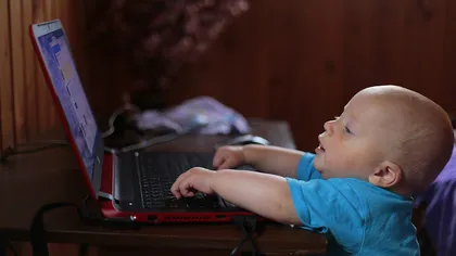 Când e timpul să-ţi laşi copilul la computer