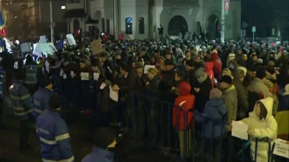 Manifestaţie la Cotroceni: Peste 2.500 de oameni au cerut demisia lui Klaus Iohannis UPDATE