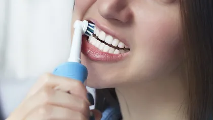 De ce e bine să te speli pe dinţi cu mâna stângă