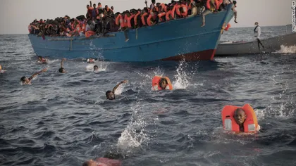 Poliţiştii români au salvat peste 50 de refugiaţi din apele Mării Egee