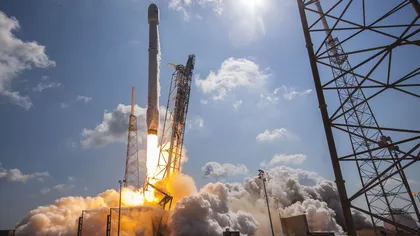 Doi turişti spaţiali ar putea călători în jurul Lunii, în 2018, cu ajutorul SpaceX şi NASA
