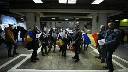 Flashmob la metrou Piaţa Unirii: Participanţii au cântat imnul naţional pe peron