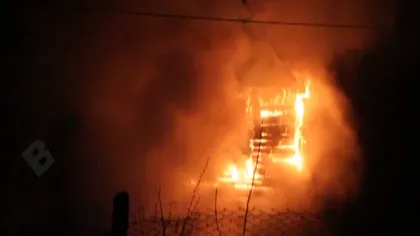 Un bărbat şi-a dat foc după o ceartă cu soţia. El este în stare critică la spital, iar casa s-a făcut scrum VIDEO