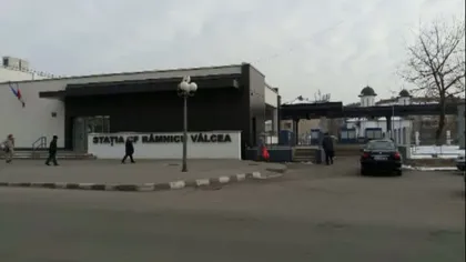 Situaţie incredibilă la Râmnicu Vâlcea. Gara nouă stă închisă, călătorii aşteaptă în condiţii mizerabile VIDEO