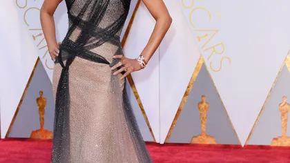 Halle Berry a publicat pe Instagram un videoclip care o prezintă în timp ce îşi scoate rochia de la gala Oscar