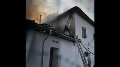 Incendiu puternic la un muzeu din Prahova. Pompierii au intervenit de urgenţă