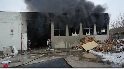 Incendiu la o hală cu materiale plastice din Slatina
