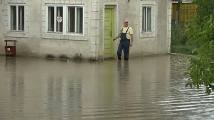 Pompierii au intervenit pentru evacuarea a trei persoane dintr-o locuinţă inundată în Bârlad