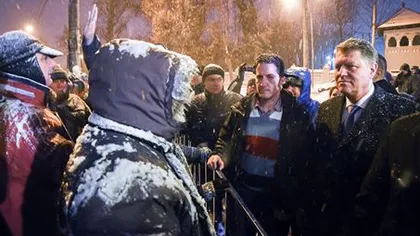 Klaus Iohannis, în mijlocul protestatarilor de la Cotroceni: 