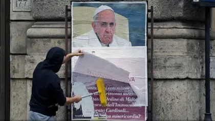 Capitala Italiei, împânzită de afişe împotriva Papei. Poliţia încearcă să afle cine sunt autorii