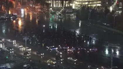 Ploaia a restrâns numărul de protestatari din faţa celor două Palate UPDATE