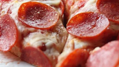 Pizza cu salam şi caşcaval, reţetă delicioasă