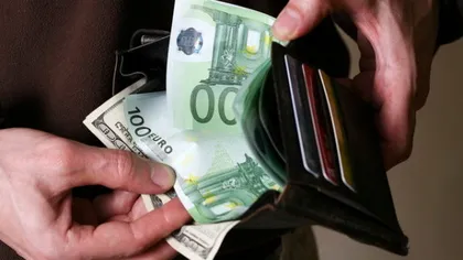 Un bărbat a găsit un portofel cu 2.200 de euro şi l-a predat Poliţiei