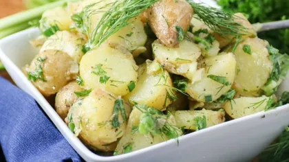 Reţeta zilei: Salată de cartofi cu ierburi aromate