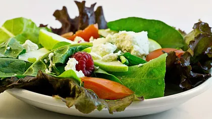 Ce alimente nu e bine să combini într-o salată