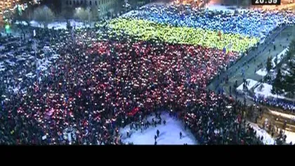 A 13-a zi de proteste în Piaţa Victoriei s-a încheiat. Manifestanţii au realizat un imens steag tricolor. UPDATE
