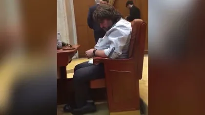Imaginile zilei! Un parlamentar USR, fimat când dormea în plenul Parlamentului VIDEO