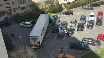 Mai multe maşini aflate într-o parcare din Sibiu, avariate de un TIR condus de un şofer băut