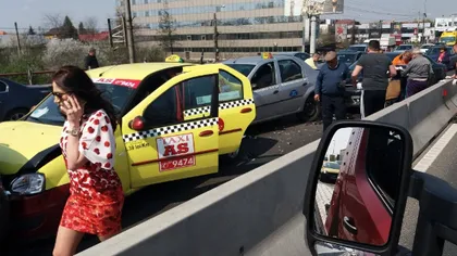 Accident în lanţ cu 4 maşini implicate pe DN 1, la intrare în Bucureşti. Coloana de maşini depăşeşte 5 km FOTO